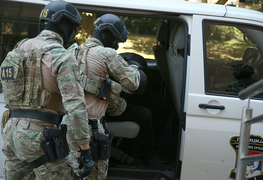 Specijalna antiteroristička jedinica privodi uhapšene