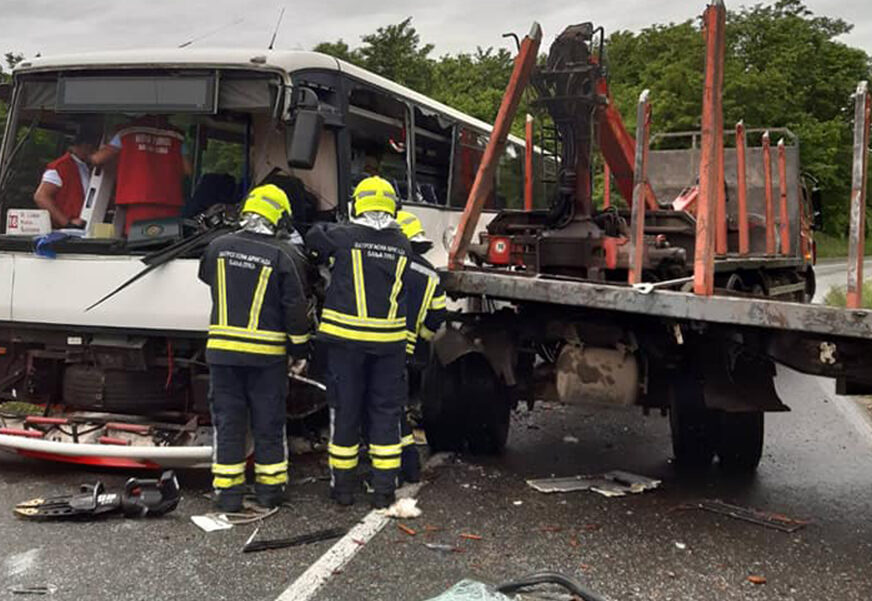 EPILOG TEŠKE NESREĆE NA MANJAČI Povrijeđeni vozač autobusa i četiri putnika