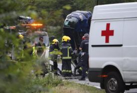 IMA MRTVIH I POVRIJEĐENIH Teška nesreća na putu Kraljevo-Raška, dva automobila se sudarila