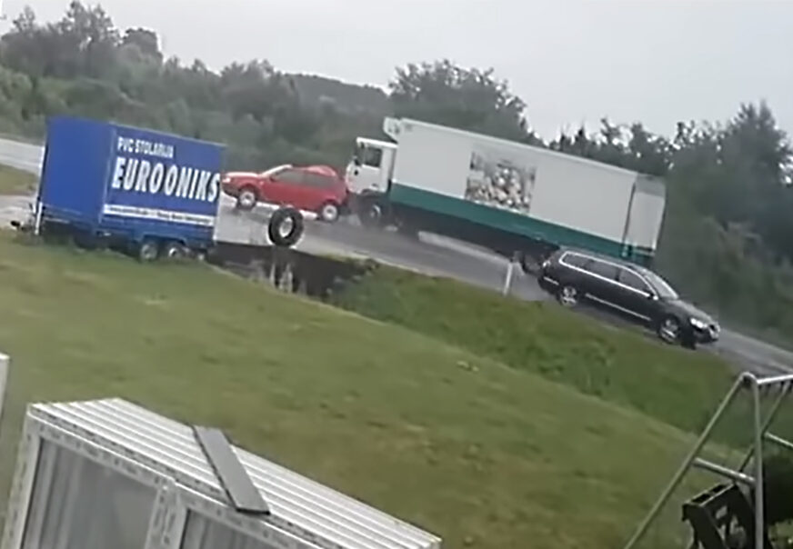 SUDAR KOD PRIJEDORA Kamion "oduvao" automobil s puta (VIDEO)
