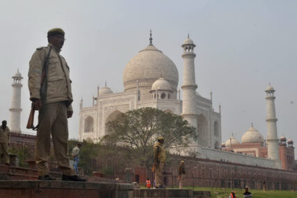 SPOMENIK LJUBAVI POD KATANCEM Indija odložila otvaranje Tadž Mahala