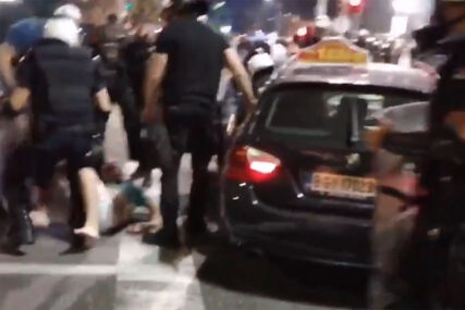 Taksista pokušao da PROBIJE KORDON policije (VIDEO)