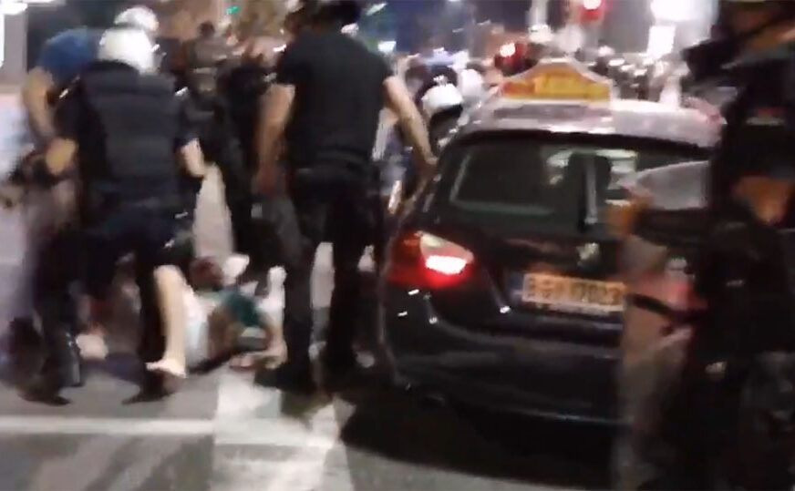 Taksista pokušao da PROBIJE KORDON policije (VIDEO)