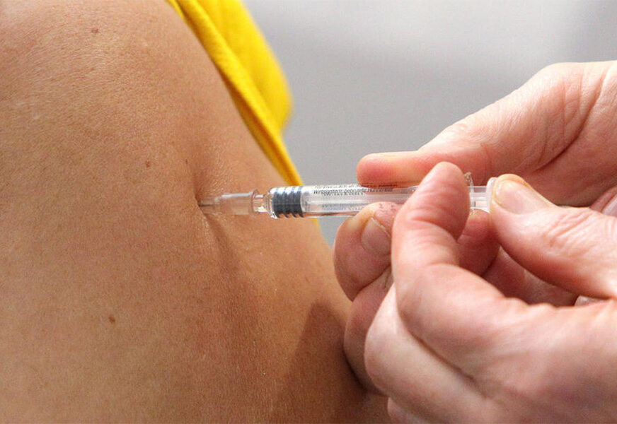 “OVO JE NEOPHODNO” Naučnik rodom iz BiH primio vakcinu sa Oksforda