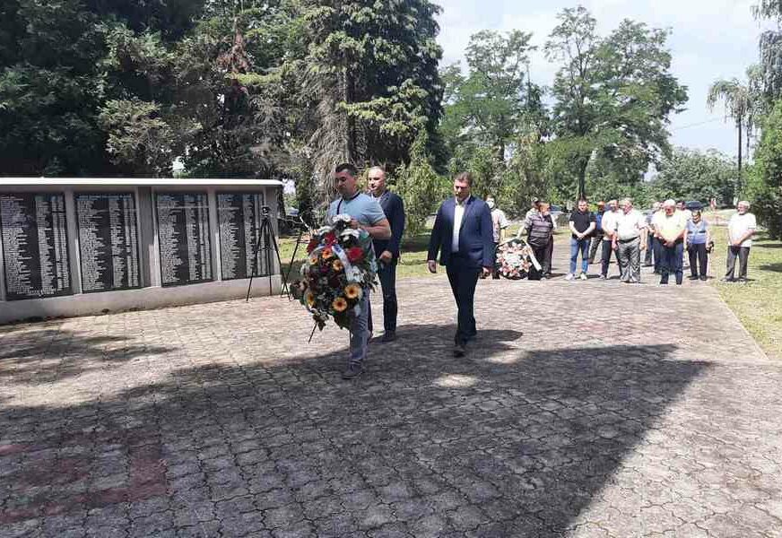 „IZGUBILI ŽIVOT U BORBI PROTIV VELIKOG ZLA“ Polaganjem vijenaca obilježen Dan boraca