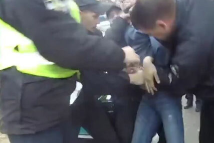 ŠOKANTNO Zbog saobraćajnog prekršaja policija brutalno PRETUKLA VOZAČA (VIDEO)