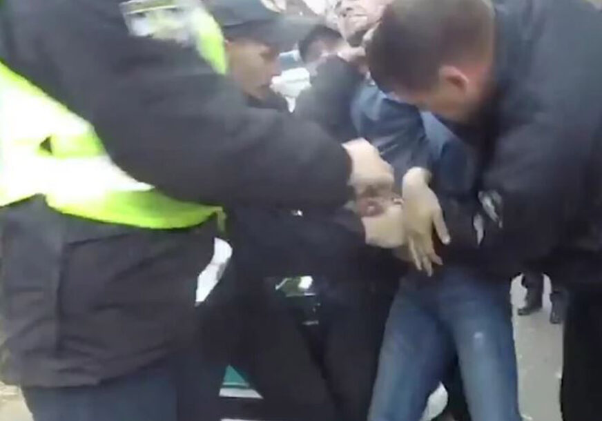 ŠOKANTNO Zbog saobraćajnog prekršaja policija brutalno PRETUKLA VOZAČA (VIDEO)