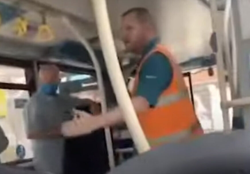 INCIDENT U AUTOBUSU Putnici napali ženu bez maske, u sukob se umiješao i vozač (VIDEO)