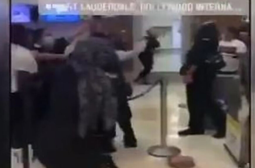 LETJELE CIPELE, HRANA, TELEFONI Putnice napale osoblje aerodroma jer je kasnio let (VIDEO)