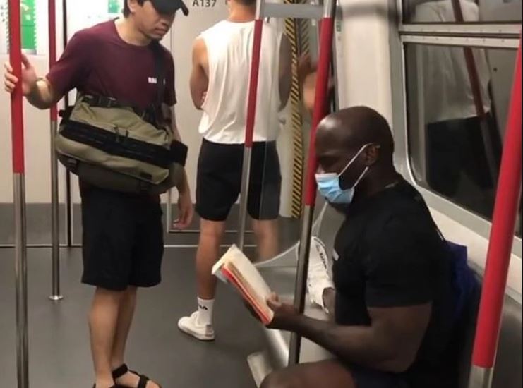 "SA MNOM NEMA RASPRAVE" Ušao je u javni prevoz bez maske, ali nije znao da je pored njega MMA borac (VIDEO)