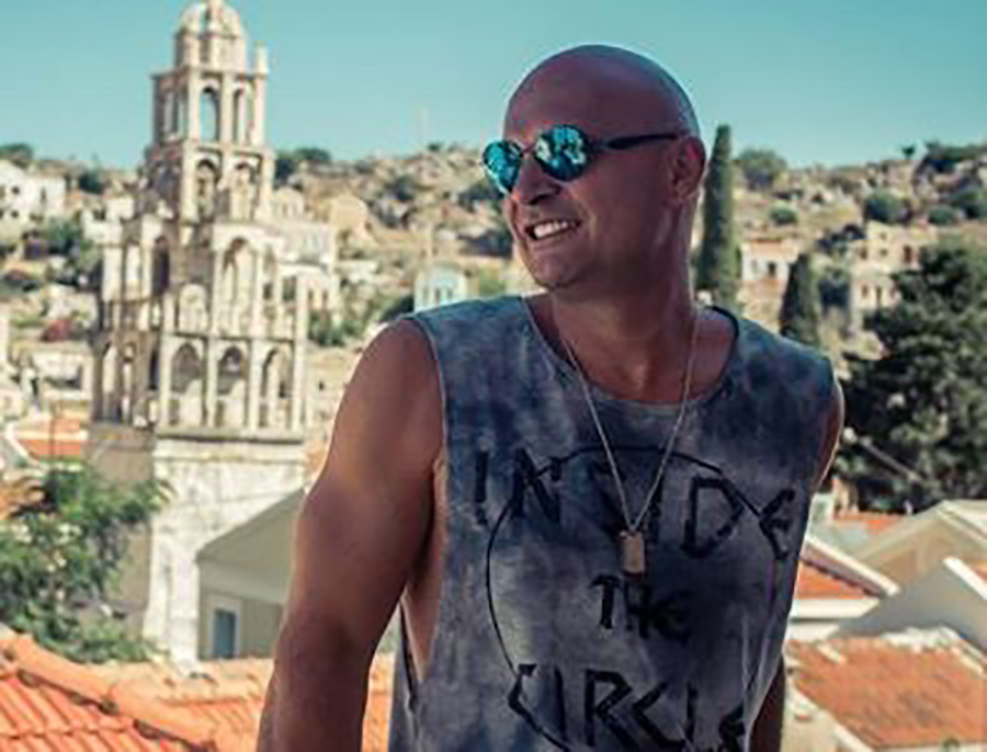 Kompozitor Uziva Na Luks Jahti Svima Je Za Oko Zapala Njegova Lijepa Supruga Foto Srpskainfo