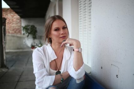 (FOTO) "Svako nosi svoj krst" Život Ane Sakić je obilježila velika porodična tragedija, poznata glumica otkrila sve o BOLNOJ TEMI