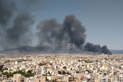 VATRENU STIHIJU GASI 50 VATROGASACA Veliki požar u fabrici za reciklažu u Atini (VIDEO)