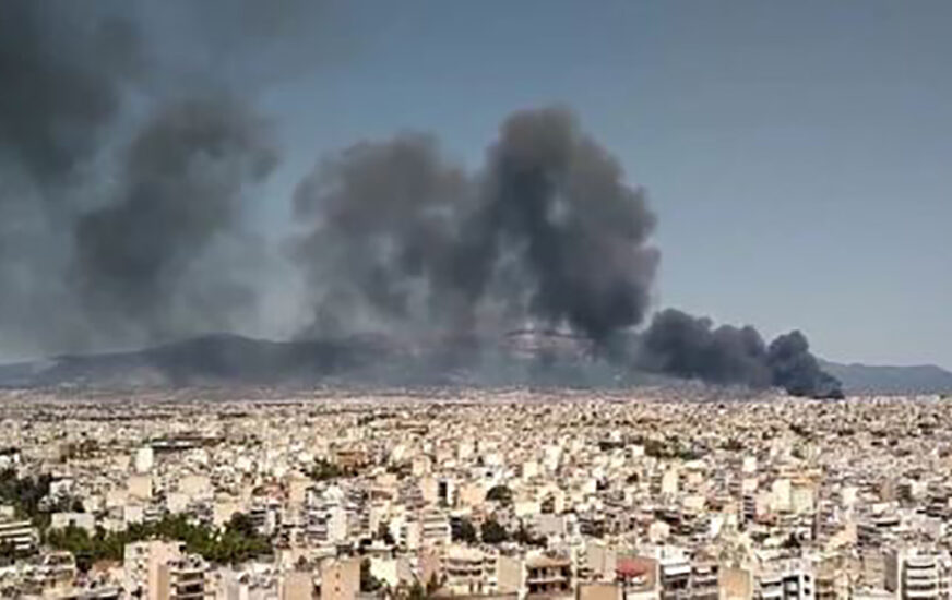 VATRENU STIHIJU GASI 50 VATROGASACA Veliki požar u fabrici za reciklažu u Atini (VIDEO)