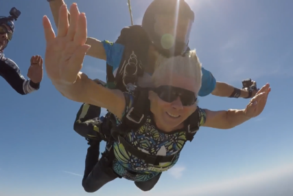 U 71. godini ispunila životni san: Baka Marija oduševila sve i sa padobranom skočila iz aviona (VIDEO)