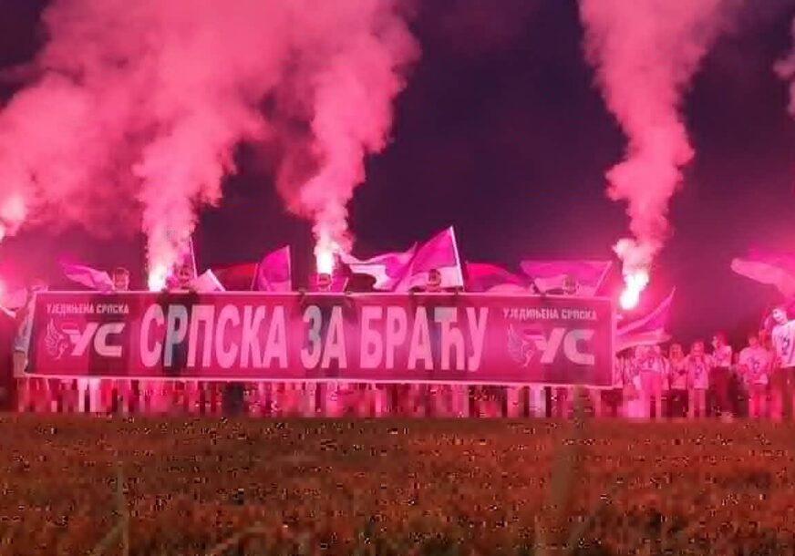 "SA VAMA SMO" Ujedinjena Srpska bakljadom podržala Srbe u Crnoj Gori (VIDEO)