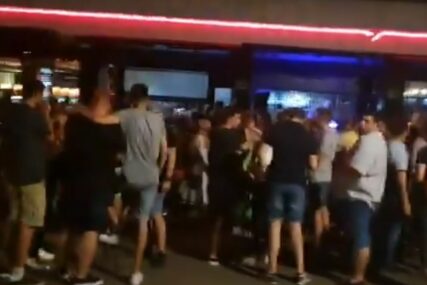 Nakon što je zabranjen rad kafića i noćnih klubova poslije 23 časa, mladi počeli da PRAVE ŽURKE I NA PUMPAMA (VIDEO)