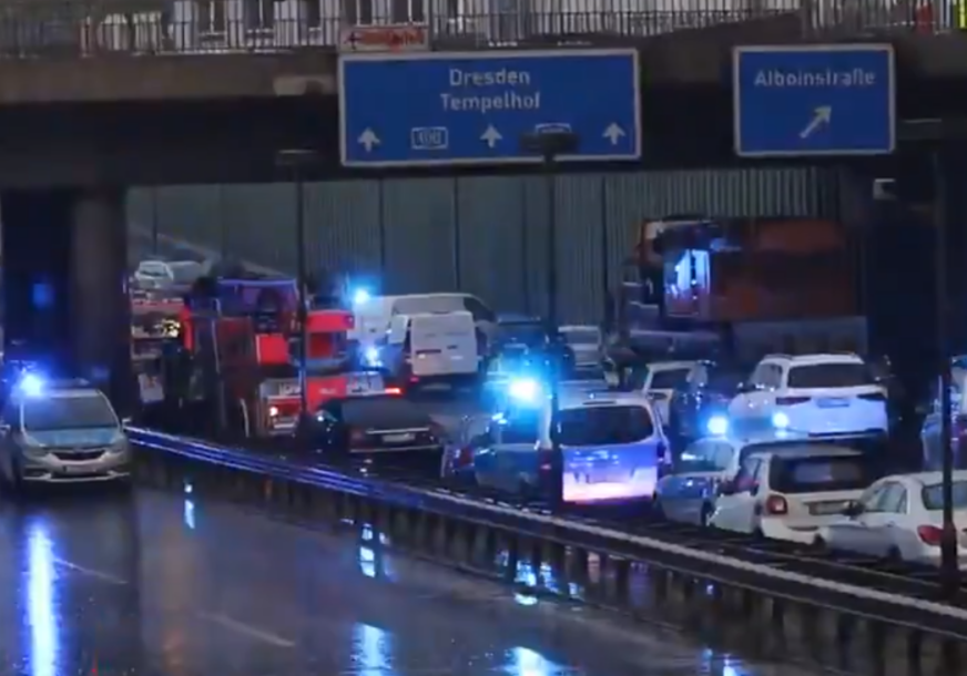 NIZ SUDARA U BERLINU Nesreća se dogodila sinoć, a auto-put i dalje zatvoren, 300 ljudi blokirano u vozilima (FOTO, VIDEO)