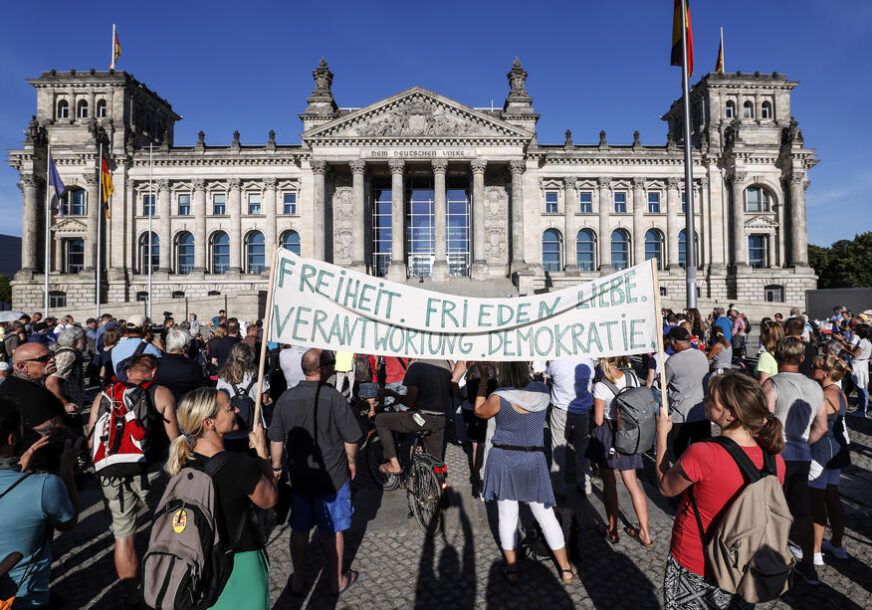 NE ŽELE MASKE Protest u Berlinu protiv epidemioloških mjera