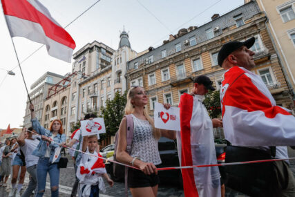 DUG 34 KILOMETRA U znak podrške demonstrantima Litvanci napravili LJUDSKI LANAC do granice Bjelorusije