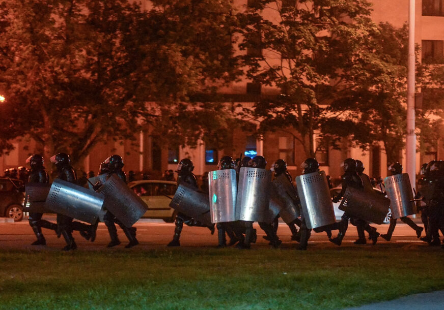 UHAPŠENO VIŠE OD 1.000 LJUDI Policija u Bjelorusiji ispalila bojevu municiju na demonstrante