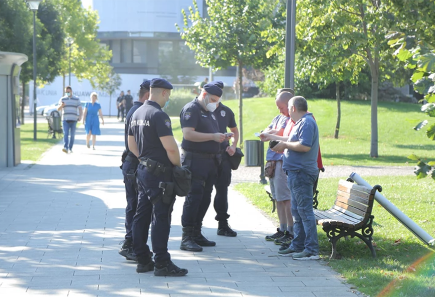 MNOGO POLICIJE U CENTRU BEOGRADA Legitimišu se prolaznici oko Skupštine Srbije
