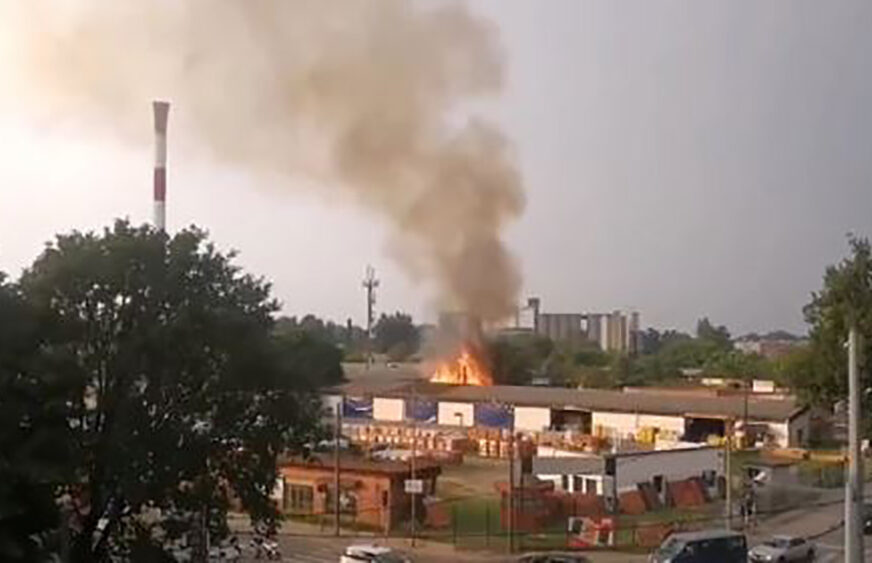 DRAMA USRED GRADA Požar u blizini skladište sa plinom, vatrogasci se bore sa vatrom (VIDEO)