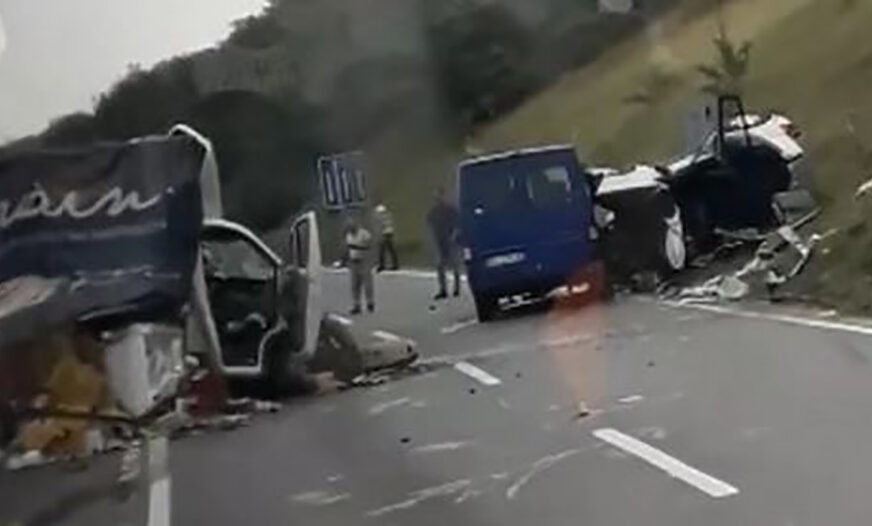 TEŠKA NESREĆA U lančanom sudaru povrijeđeno ŠEST OSOBA,vozača iz kola izvlačili VATROGASCI (FOTO)