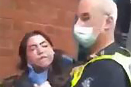 "SKINI SE SA MENE, GUŠIŠ ME" Policajci nasilno hapsili djevojku jer nije nosila ZAŠTITNU MASKU (VIDEO)