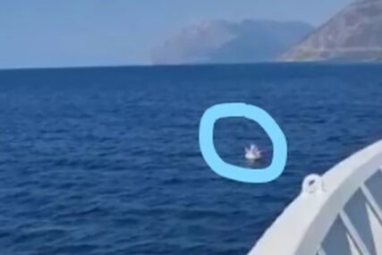“KAZNITE RODITELJE” Ljudi u Grčkoj u šoku, dijete (3) otplutalo na otvoreno more na GUMENOM DUŠEKU (VIDEO)