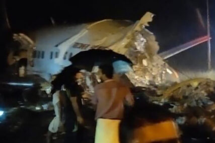 DRAMA NA AERODROMU Avion sa 200 putnika se prepolovio pri slijetanju, najmanje TROJE POGINULIH  (VIDEO)