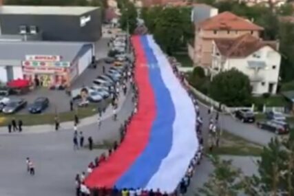 “USTALA CRNA GORA, SVETINJA SE BRANITI MORA” Nastavljene protestne šetnje, u Beranama razvijena trobojka od 120 metara