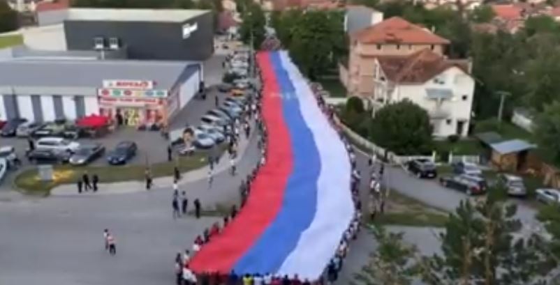 “USTALA CRNA GORA, SVETINJA SE BRANITI MORA” Nastavljene protestne šetnje, u Beranama razvijena trobojka od 120 metara