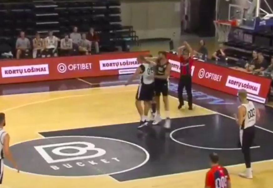 UŽAS Sramotan potez litvanskog košarkaša, UDARAC KAO U RINGU (VIDEO)