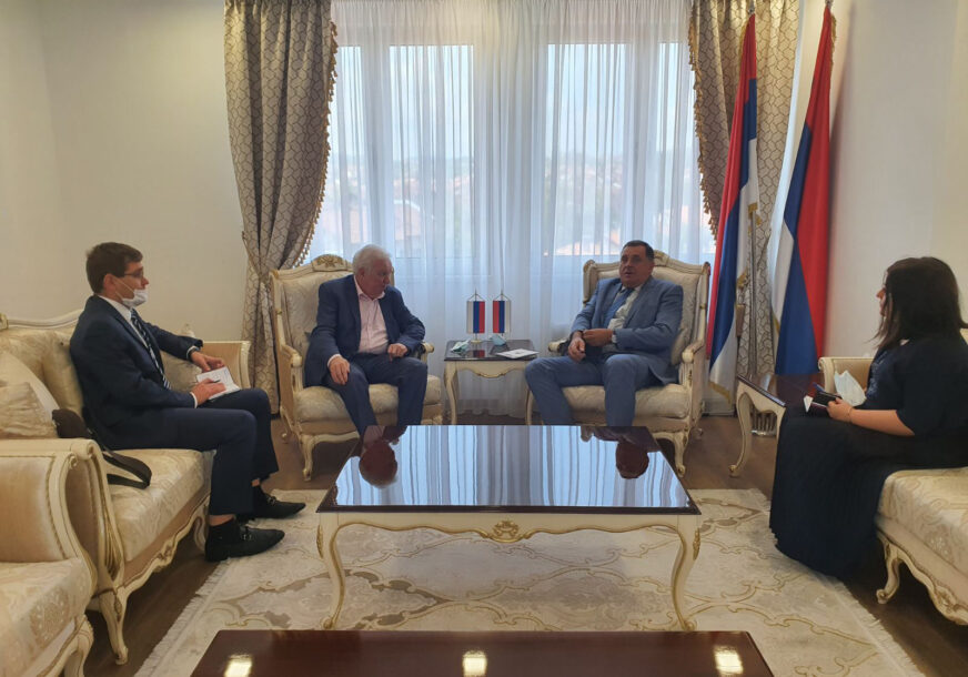 ZANIMLJIV UVOD U RAZGOVOR Dodik od Ivancova dobio potpisan DRES I ZLATNU LOPTU
