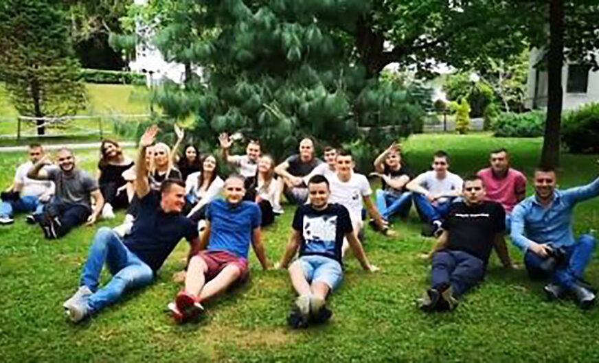 „SPAVAJ ANĐELE“ Školski drugari se EMOTIVNIM VIDEOM oprostili od tragično stradale Dragane