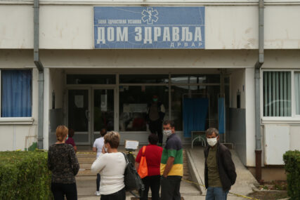 Traže isplatu zaostalih plata: Štrajk upozorenja radnika Doma zdravlja u Drvaru