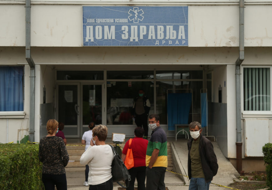 Traže isplatu zaostalih plata: Štrajk upozorenja radnika Doma zdravlja u Drvaru