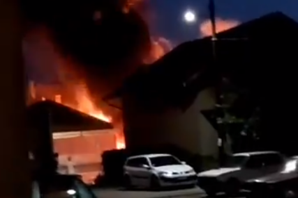„ČULO SE NEKOLIKO JAKIH DETONACIJA“ Gust crnim dim uzdisao se desetinama metara nakon stravične eksplozije (VIDEO)