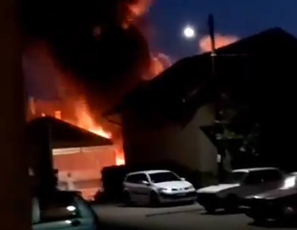 „ČULO SE NEKOLIKO JAKIH DETONACIJA“ Gust crnim dim uzdisao se desetinama metara nakon stravične eksplozije (VIDEO)