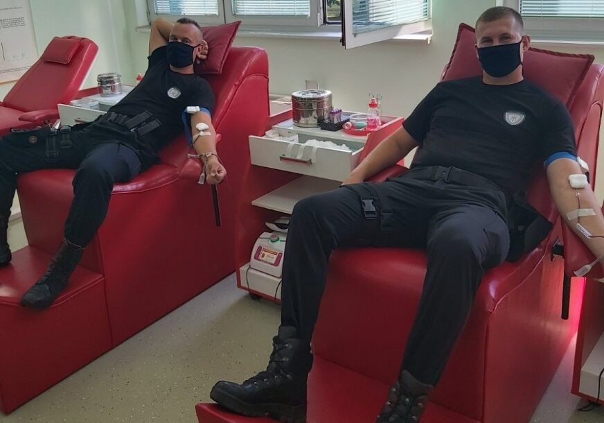 ODAZVALI SE POZIVU Policajci iz Gradiške darivali krv