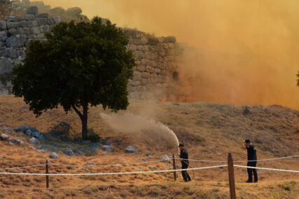 MIKENA SPASENA OD POŽARA Vatrogasci obuzdali vatrenu stihiju u Grčkoj