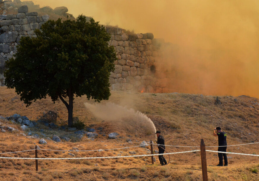 MIKENA SPASENA OD POŽARA Vatrogasci obuzdali vatrenu stihiju u Grčkoj