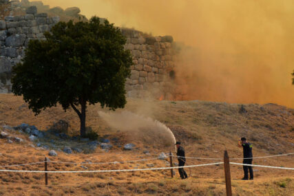 POŽAR KOD MIKENE U GRČKOJ Vatra se približila arheološkom nalazištu