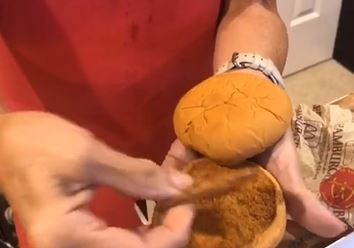 BEZ TRAGOVA BUĐI I PROPADANJA Baka pokazala hamburger star 24 godine i svi su ostali u šoku (VIDEO)