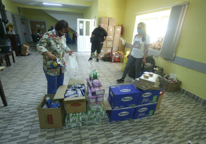 SVAKA ČAST UČENICIMA Osnovci i srednjoškolci prikupljaju namirnice za ugrožene (FOTO)