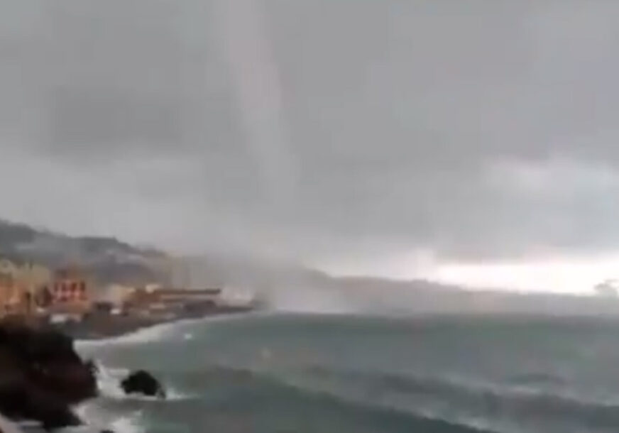BUJICE SE SLIJEVALE NIZ ULICE Hibridna oluja iz Grčke pogodila Dalmaciju (VIDEO)