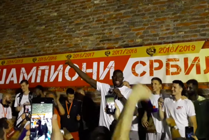DELIJE SE OPRAŠTAJU OD PRIJATELJA Naučili su ga srpski, pjevali su zajedno (VIDEO)