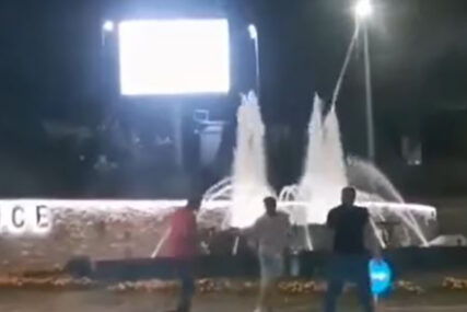 PESNIČENJE NA ULICI Brutalna tuča u centru Jajca, uhapšeno pet osoba (UZNEMIRUJUĆI VIDEO)