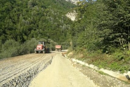 KFOR ZAUSTAVIO RADOVE Nema više građevinskih mašina na putu u blizini manastira VISOKI DEČANI